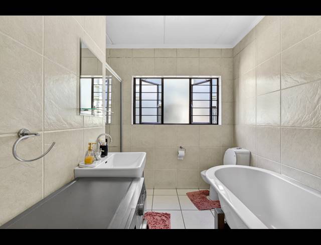 2 BEDROOM APARTMENT FOR SALE IN SUNNINGHILL